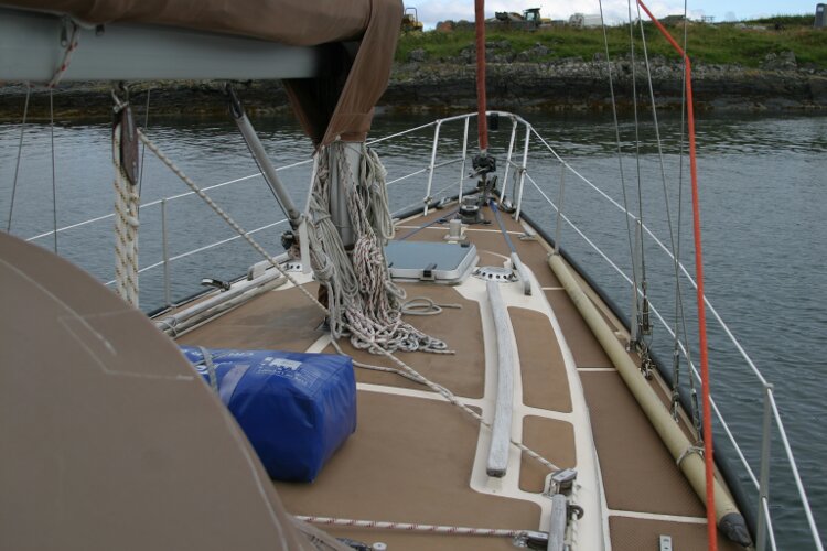 Bruce Roberts 34 Sailing Yachtfor sale Coachroof and fordeck from the starboard side. - 