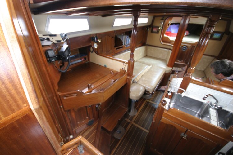Bruce Roberts 34 Sailing Yachtfor sale View to left down companionway. - 