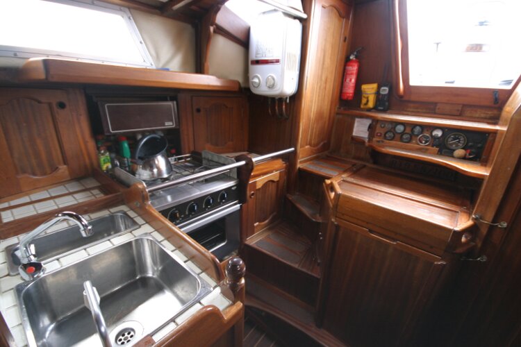 Bruce Roberts 34 Sailing Yachtfor sale Galley. - with stainless sink.