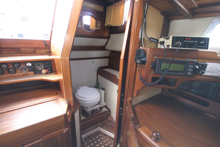 Bruce Roberts 34 Sailing Yachtfor sale Entrance to heads compartment - Door open.