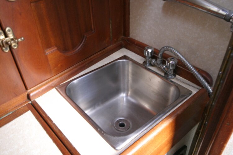 Bruce Roberts 34 Sailing Yachtfor sale Wash Basin in Heads Compartment. - 