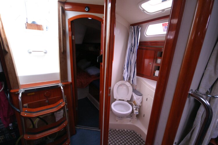 Hanse 411for sale Looking Aft Towards the Heads and Aft Cabin Entrances - 