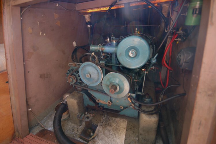 Colvic 26for sale The engine compartment - With good access to the engine