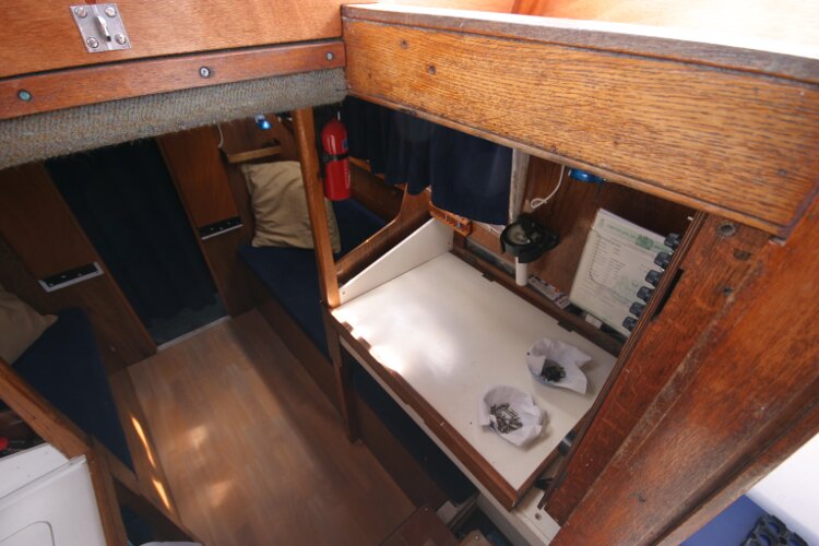 Colvic Springtide 25for sale Looking into the Companionway Entrance - view to starboard