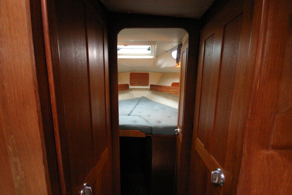 Westerly Corsair Mk 1for sale Passageway to forward cabin. - Heads compartment to port, hanging locker to starboard.