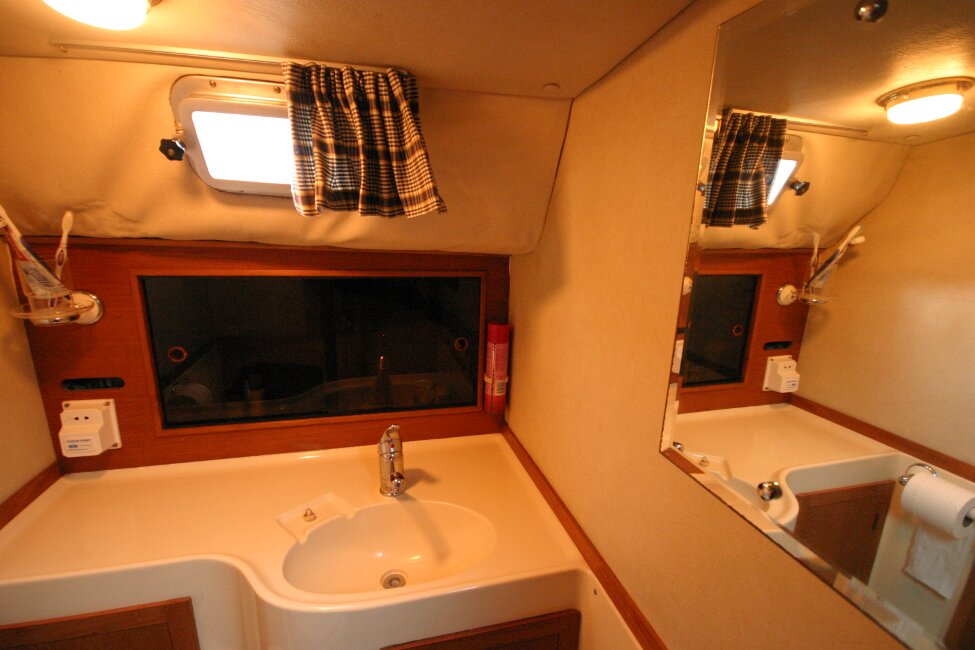 Westerly Corsair Mk 1for sale Aft Cabin - En-suite hand basin and mirror
