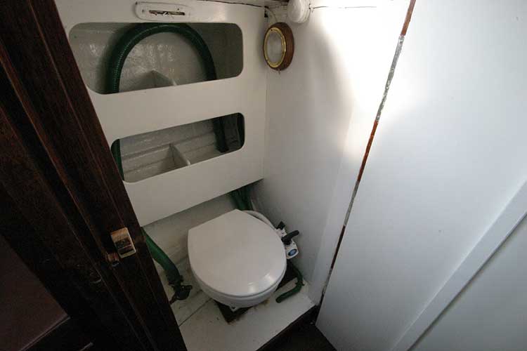Twister 28for sale Heads compartment - 