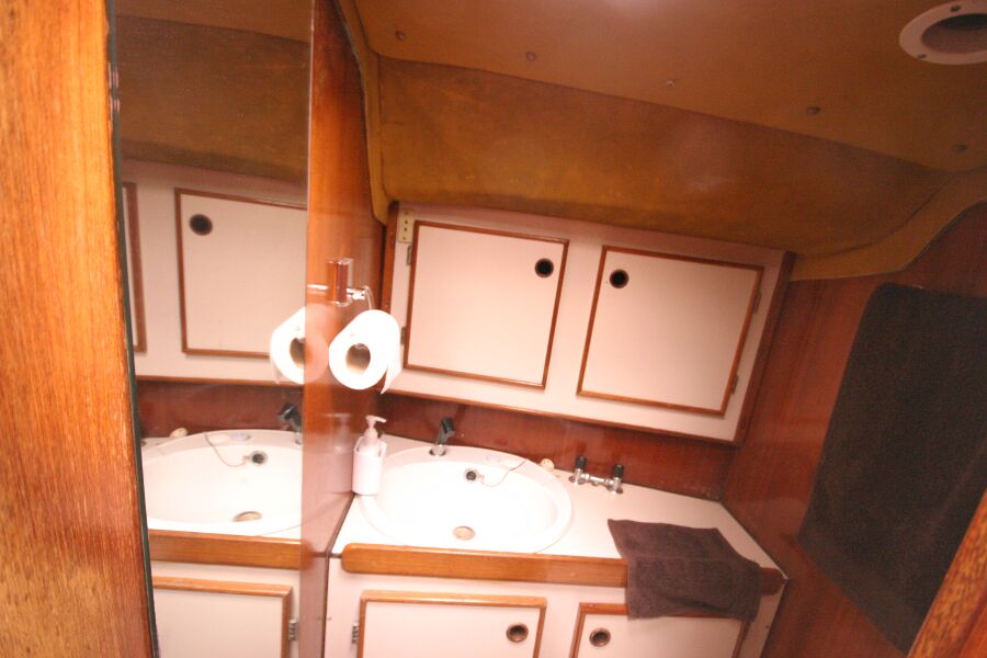 Jeanneau SunShine Regatta 38for sale Good storage in heads compartment - 