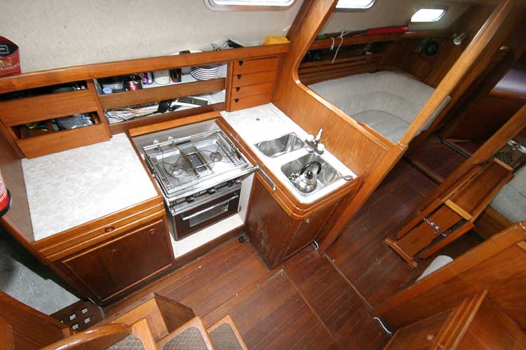 Vancouver 32for sale View to port through the companionway - 