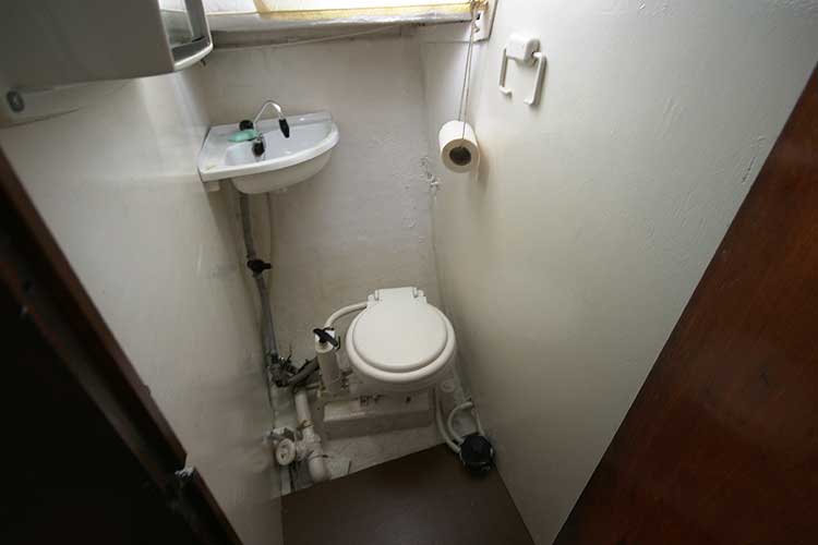 Colvic Sailorfor sale The heads compartment - With hand basin